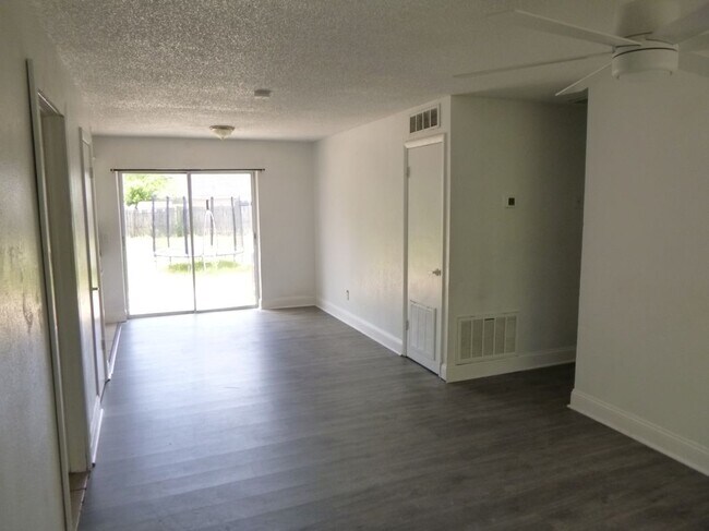 Foto del edificio - 572 Santiago Ave