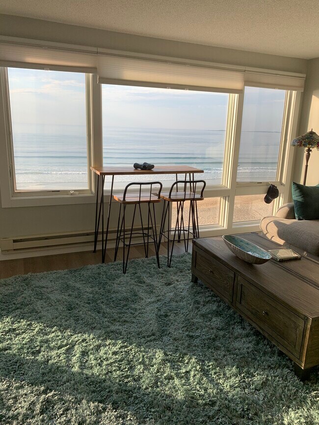 Sala de estar con vista al océano - 31 E Grand Ave
