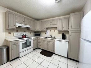Building Photo - 15 Thompson Dr