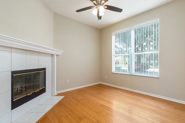 Building Photo - PRISTINE 3/2 one story home in Errol Estates!