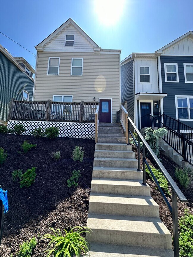 Foto del edificio - Amazing 4 Bedroom House! Hardwood, 2.5 Baths Stainless, A/C
