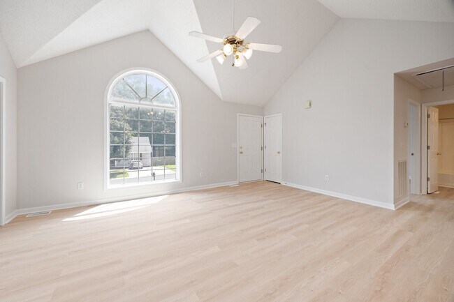 Foto del edificio - Freshly painted 3-bedroom 2-bath home in A...