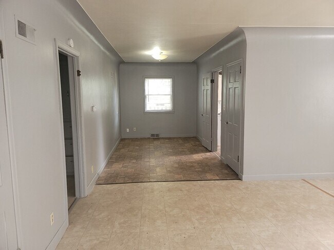 Foto del edificio - Two bedroom one bathroom house with single...