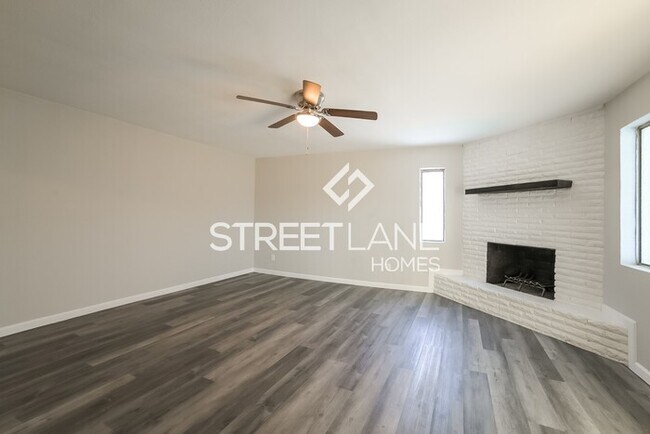 Foto del edificio - REDUCED! - Now offering half off first ful...