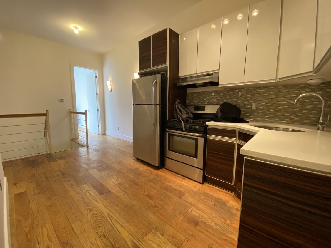 Primary Photo - 277 Menahan St