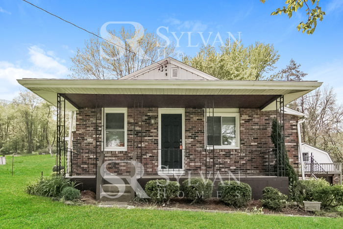 Primary Photo - Charming 2BR 1.5BA brick home