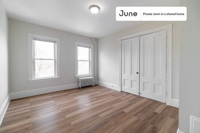 Foto del edificio - Private bedroom in 3 bed/1 bath Home