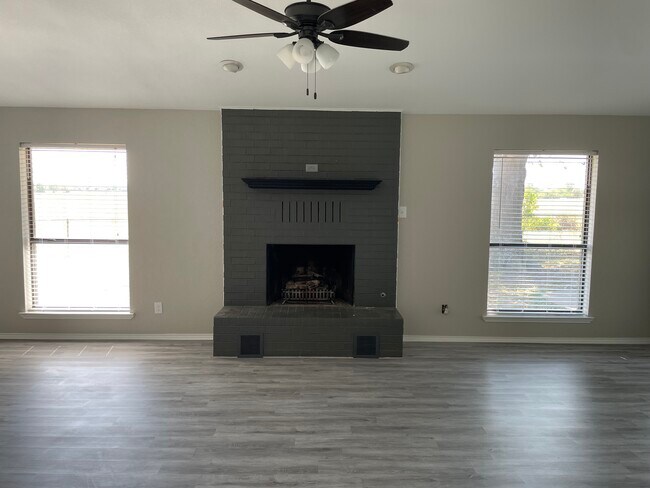 Building Photo - 2117 Parkside Dr