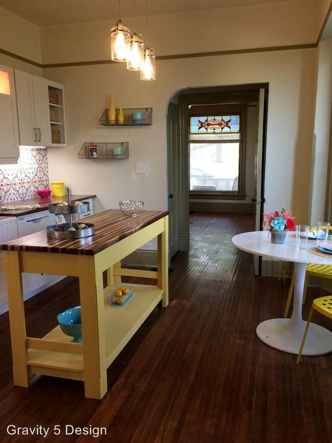 Building Photo - 910 Summit St