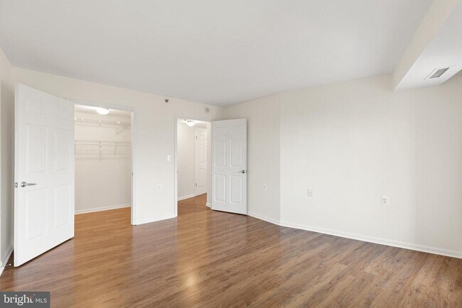 Foto del edificio - 10101 Grosvenor Pl