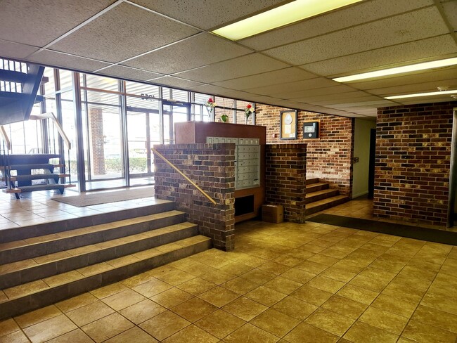 Building Photo - 1053 W Ogden Ave
