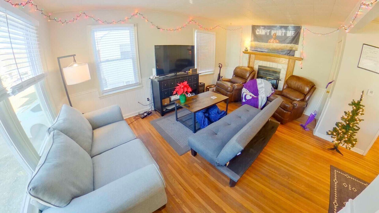 Primary Photo - 3D Tour Available - Newly Renovated Bathro...