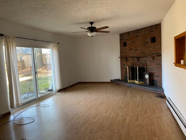 Large Living Room, fireplace and private entrance - 45 High St