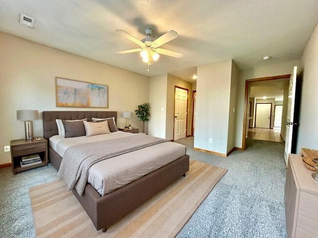 Building Photo - Beautifully Updated Ranch-Style Duplex in ...