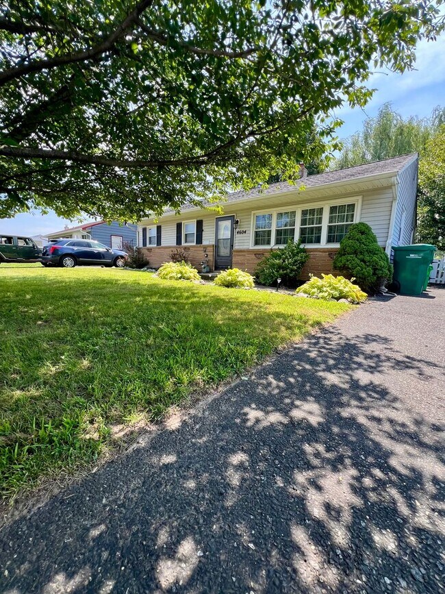 Foto del edificio - 3-Bedroom Single Family Home in Bristol! Available Mid-September!