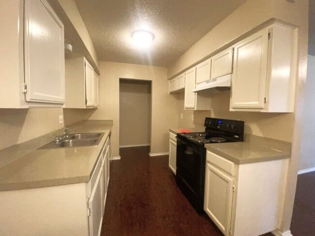 Foto del edificio - Duplex 2/2 with 2 car garage pre-leasing i...
