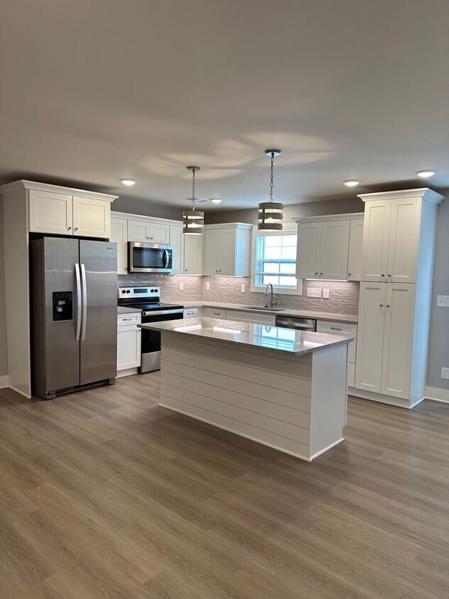 Foto principal - TOWNHOME ON WEST SIDE NEAR FIVE OAKS GOLF ...