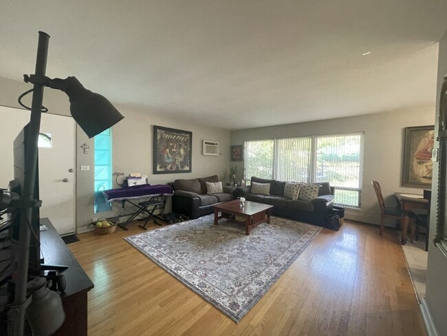 Foto del edificio - 729 Barnsdale Rd