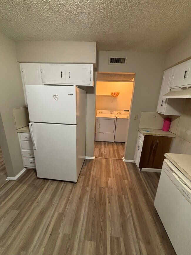 Foto del edificio - 641 N Betty Jo Dr