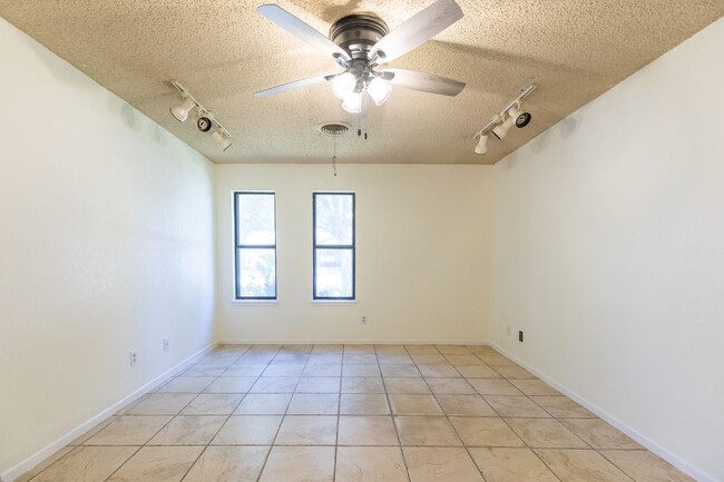 Building Photo - 2/2/2; newly painted walls, new flooring!