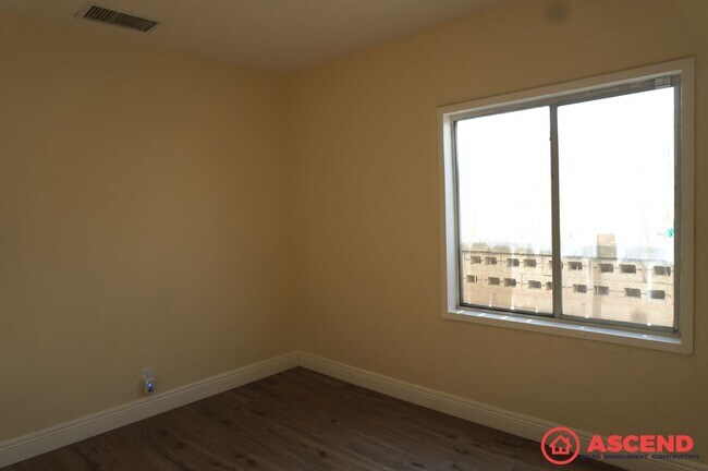 Building Photo - 1106 Wilson Ave