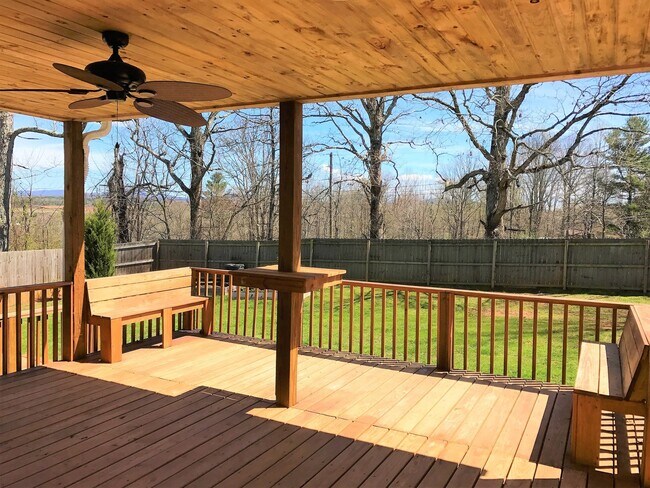 Foto del edificio - Great Family Home -  Fenced Backyard - Garage!