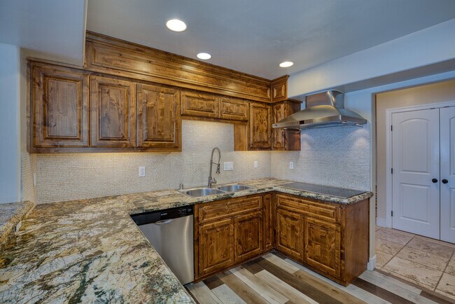 Building Photo - 7020 Colina Ln