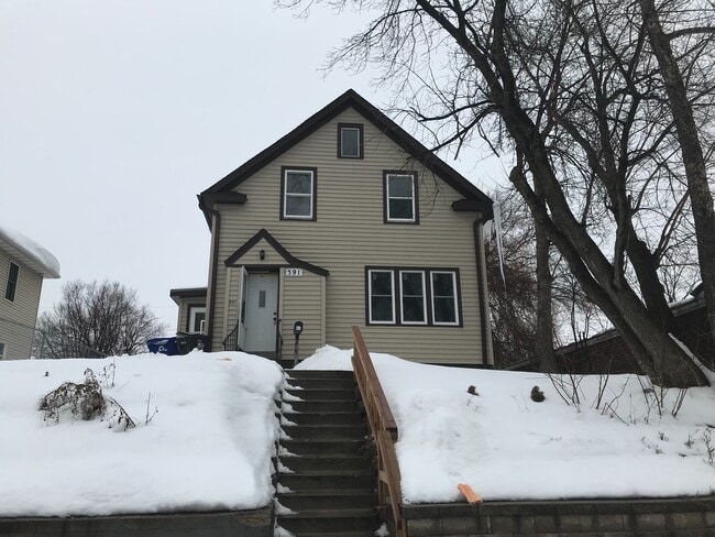 Building Photo - Recently remodeled 4 bedroom house in St P...