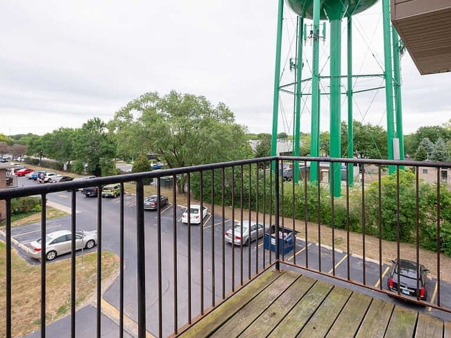 Building Photo - "Spacious 3-Bed, 3-Bath Gem in Lisle – 1500 Sq Ft of Comfortable Living!"