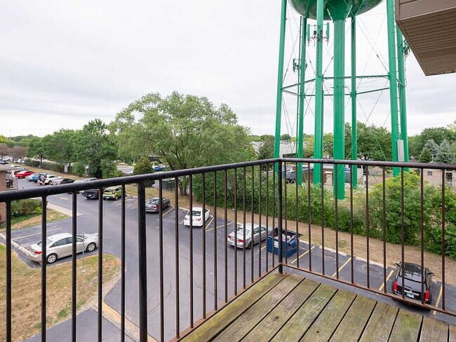 Foto del edificio - "Spacious 3-Bed, 3-Bath Gem in Lisle – 1500 Sq Ft of Comfortable Living!"