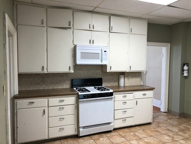 Kitchen - 604 S Clinton St