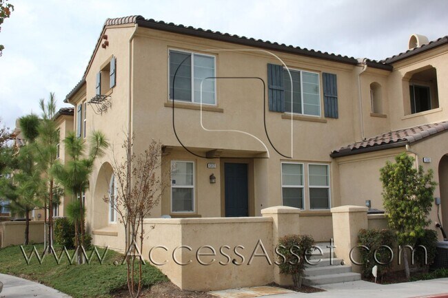 Building Photo - Beautiful 3 Bed/2.5 Bath Townhouse Near La...