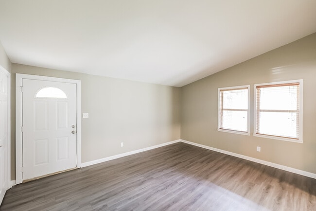 Building Photo - 927 W Lakeview Cir