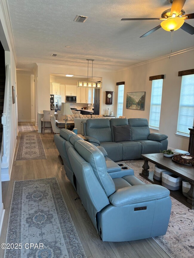 Building Photo - 2115 Country Club Dr
