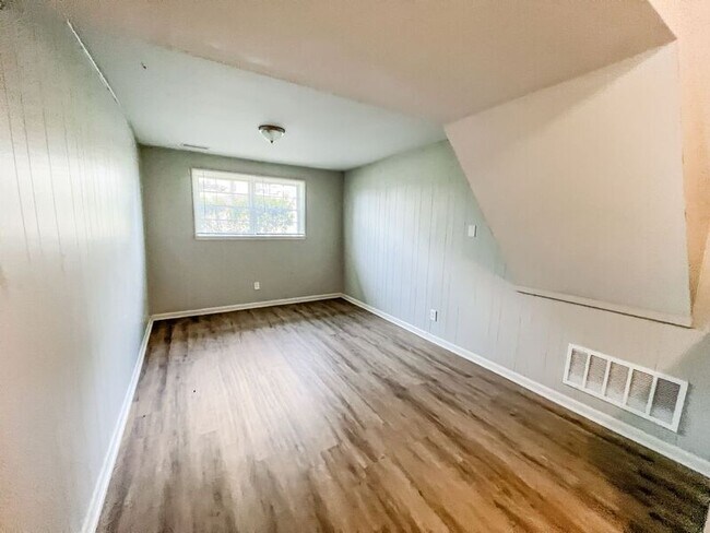 Building Photo - 1049 Medina Dr