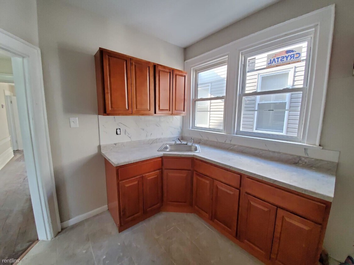 3 br, 1 bath - 250 Elmwood Ave Apt 1 - 3 br, 1 bath  - 250 Elmwood Ave Apt 1