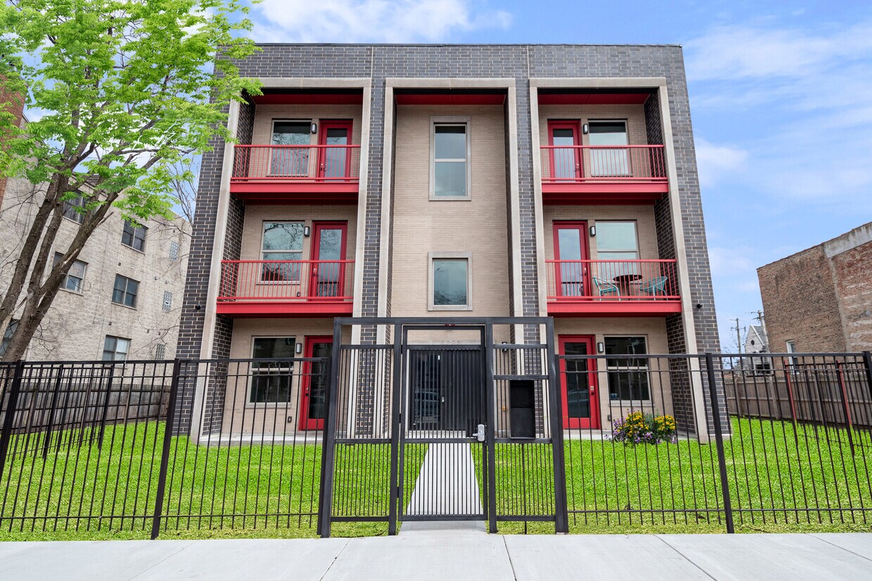 Primary Photo - 4235 S Champlain Ave