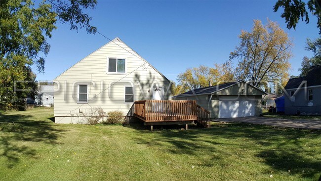 Building Photo - 1028 33rd St NE