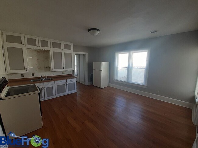 Building Photo - 317 Center Street - B