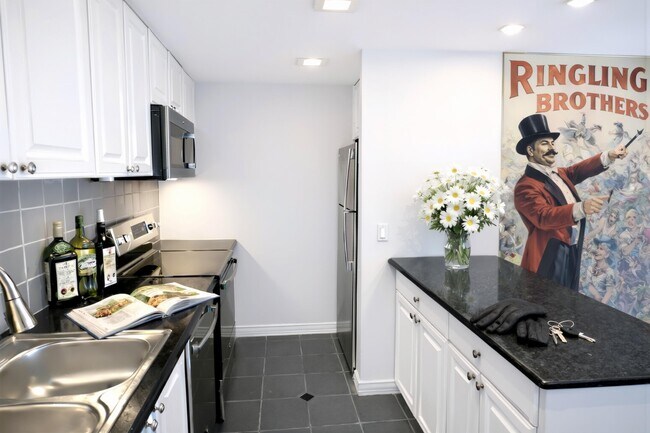 Foto del edificio - 555 S Old Woodward Ave