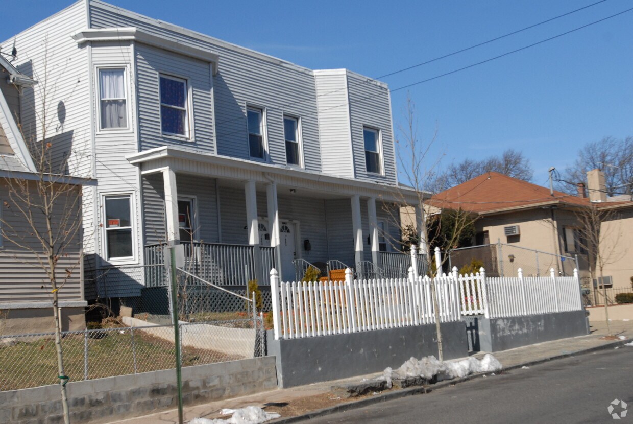 Building Photo - 666 E 28th St