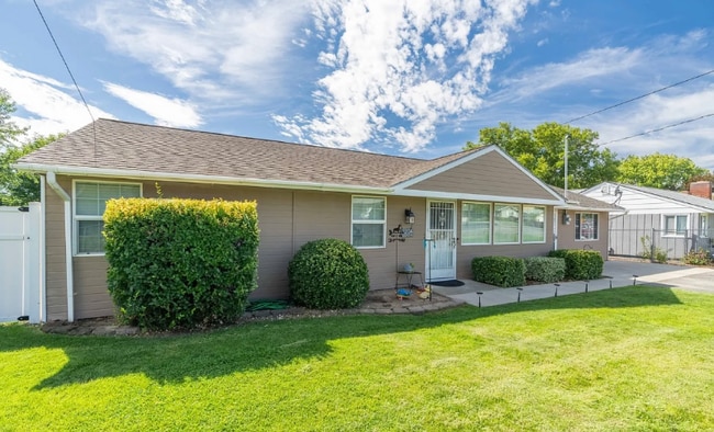 Foto del edificio - 3204 Butterfield Rd