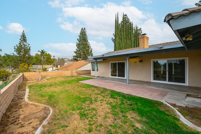 Building Photo - Comfy house in Riverside and Private Yard