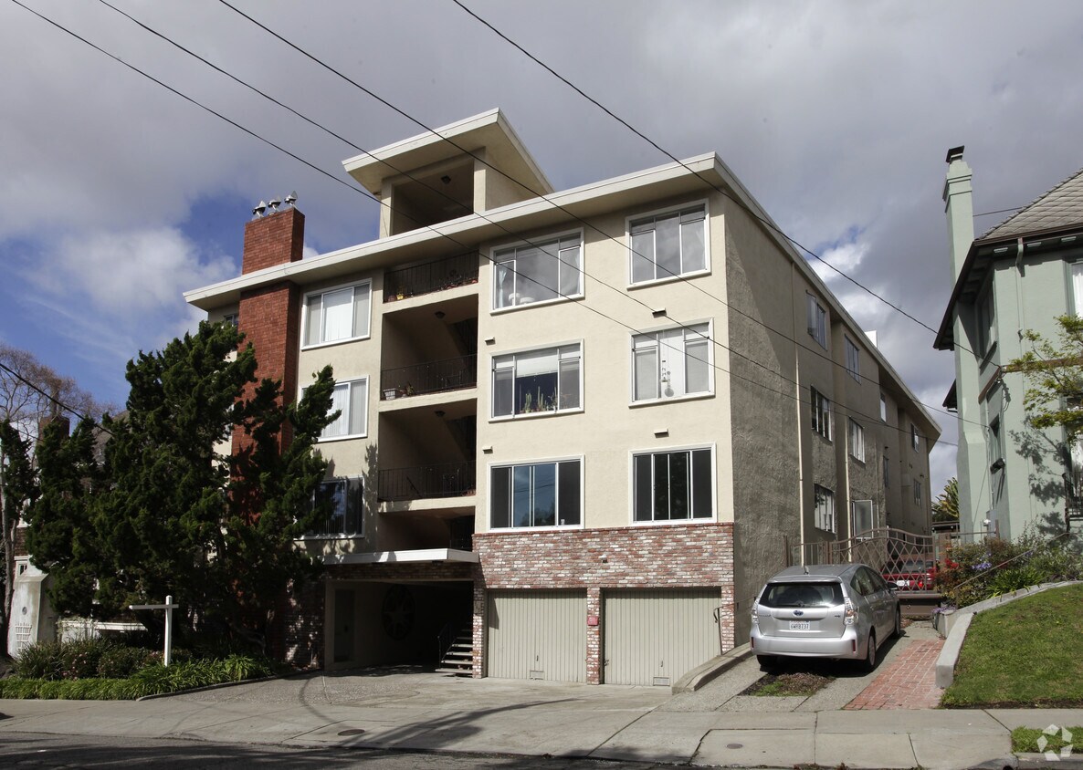 Primary Photo - Manhattan Manor