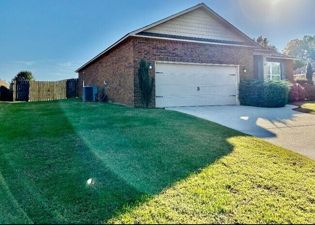 Foto del edificio - Fenced Yard with a HUGE Back Yard