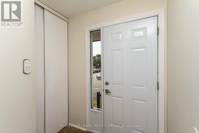 Photo du bâtiment - 1800 Stonehenge Crescent