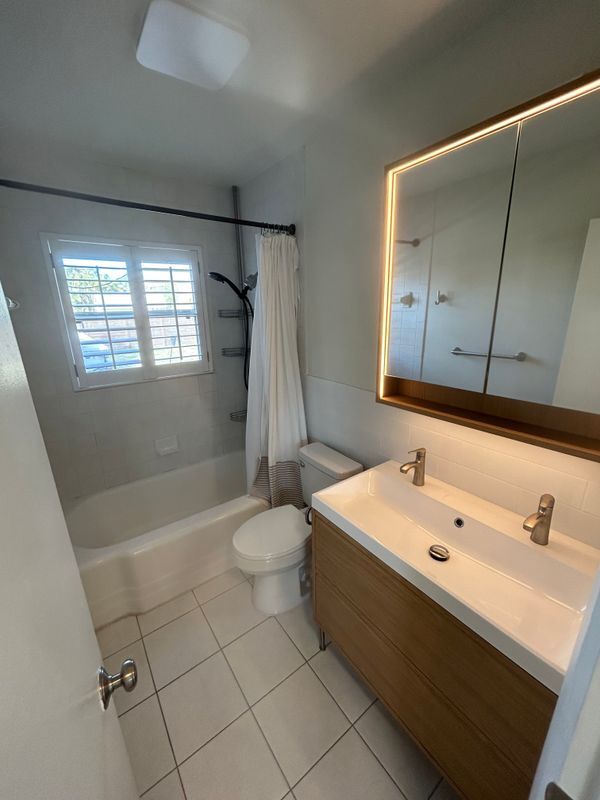 Foto del edificio - 735 42nd Ave NE