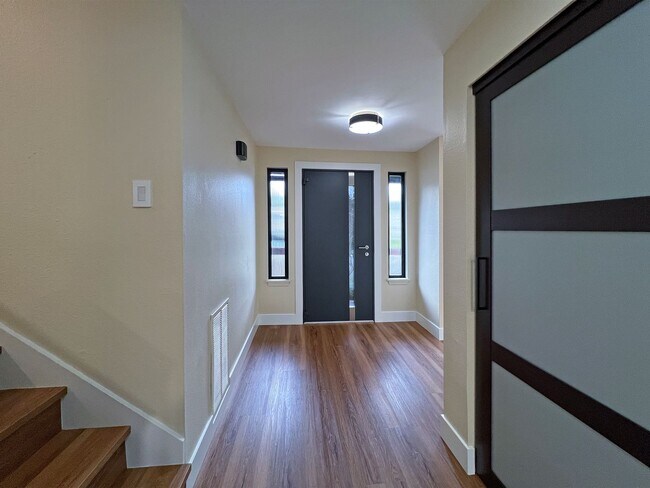 Foto del edificio - Gorgeous 3 Bedroom 2 Bath Home in Desirable Fairwood, Renton