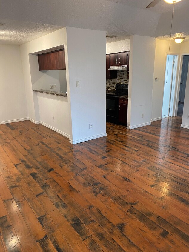 Foto principal - 512 E Denton Dr