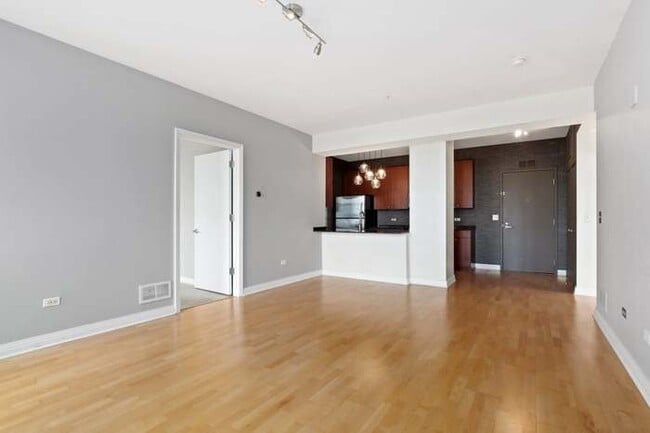 Building Photo - 565 W Quincy St